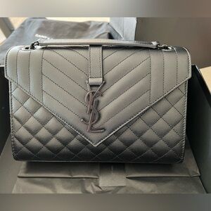 ENVELOPE MEDIUM IN QUILTED GRAIN DE POUDRE EMBOSSED LEATHER
NOIR